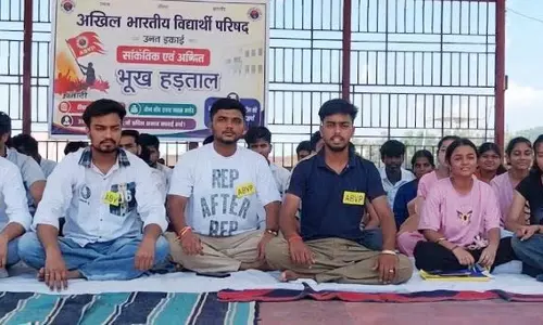 ऊना कॉलेज फीस बढ़ोतरी के खिलाफ ABVP का अनशन शुरू ऊना कॉलेज फीस बढ़ोतरी के खिलाफ ABVP का अनशन शुरू