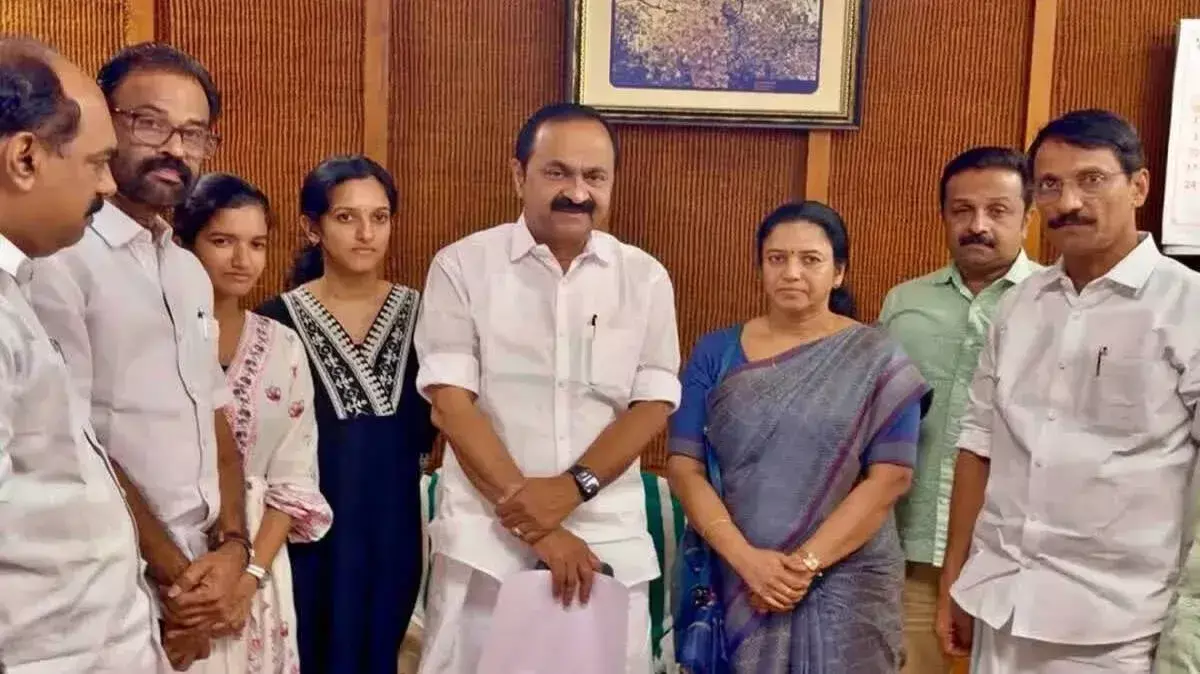 kerala: मुख्यमंत्री ने के. नवीन बाबू की बेटी को सरकारी नियुक्ति पत्र सौंपा kerala: मुख्यमंत्री ने के. नवीन बाबू की बेटी को सरकारी नियुक्ति पत्र सौंपा