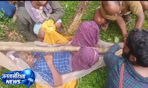इदमलाकुडी में बीमार बुजुर्ग को ग्रामीणों ने डंडे के सहारे पहुंचाया अस्पताल, 8 किमी जंगल पार किया इदमलाकुडी में बीमार बुजुर्ग को ग्रामीणों ने डंडे के सहारे पहुंचाया अस्पताल, 8 किमी जंगल पार किया