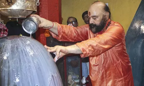 अमरनाथ यात्रा में छड़ी मुबारक शंकराचार्य मंदिर पहुंची अमरनाथ यात्रा में छड़ी मुबारक शंकराचार्य मंदिर पहुंची