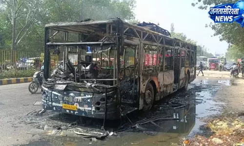 गुरुग्राम में सिटी बस में लगी आग, ड्राइवर-कंडक्टर की सूझबूझ से सभी यात्री सुरक्षित गुरुग्राम में सिटी बस में लगी आग, ड्राइवर-कंडक्टर की सूझबूझ से सभी यात्री सुरक्षित