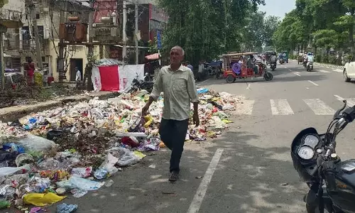 सफाई हड़ताल के बीच कचरे को लेकर टकराव सफाई हड़ताल के बीच कचरे को लेकर टकराव