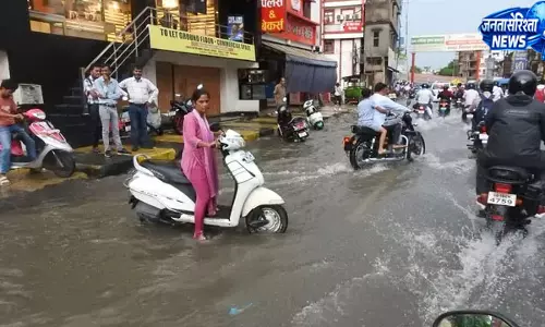गोरखपुर में बदला मौसम का मिजाज, झमाझम बारिश से लोगों को मिली गर्मी से राहत गोरखपुर में बदला मौसम का मिजाज, झमाझम बारिश से लोगों को मिली गर्मी से राहत