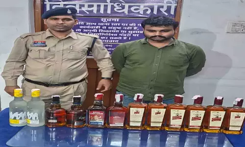 होटल आदित्य में बेच रहा था अवैध शराब, पुलिस ने देर रात मारा छापा