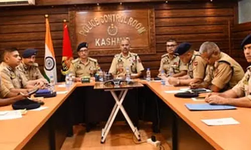 जम्मू-कश्मीर: डीजीपी ने पुलिस और सीएपीएफ के साथ बैठक की अध्यक्षता की जम्मू-कश्मीर: डीजीपी ने पुलिस और सीएपीएफ के साथ बैठक की अध्यक्षता की