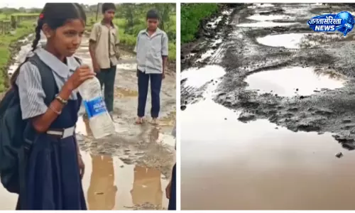 गड्ढों वाली सड़क से परेशान छात्रों ने बनाई रील, सोशल मीडिया पर उठाई गांव की समस्या गड्ढों वाली सड़क से परेशान छात्रों ने बनाई रील, सोशल मीडिया पर उठाई गांव की समस्या