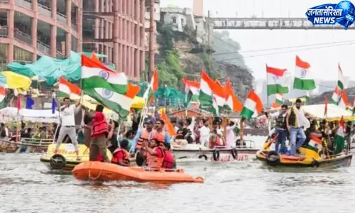 ओंकारेश्वर में नर्मदा की लहरों पर उतरा तिरंगा, 151 नावों ने निकाली भव्य यात्रा ओंकारेश्वर में नर्मदा की लहरों पर उतरा तिरंगा, 151 नावों ने निकाली भव्य यात्रा