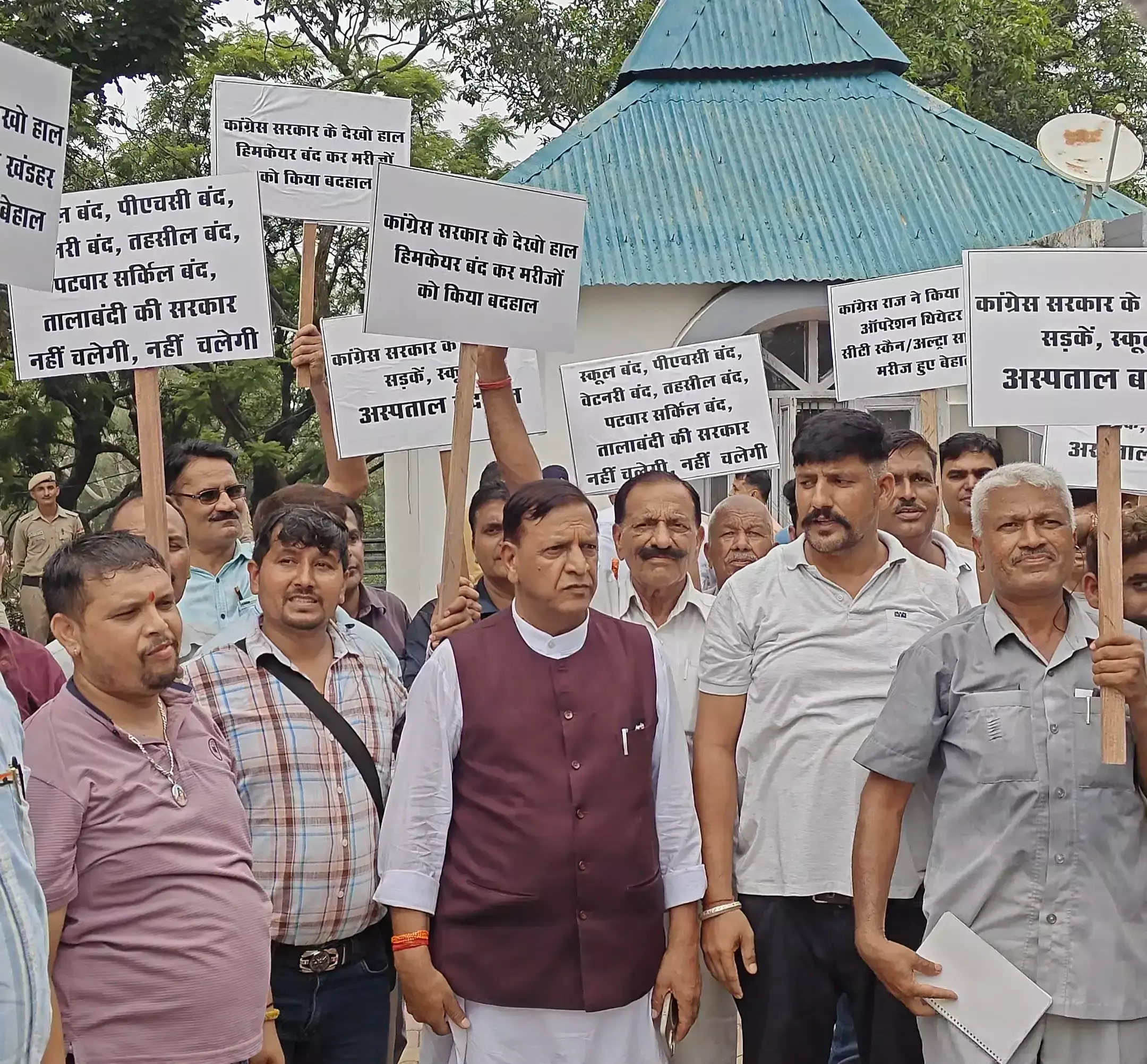 Nahan: स्वास्थ्य सेवाओं की बदहाली को लेकर भाजपा ने खोला मोर्चा, राज्यपाल को सौंपा प्रस्ताव