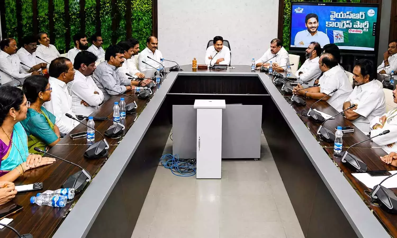 जगन् ने YSRCP MLCs से कहा कि वे काउंसिल में सरकार को घेरें