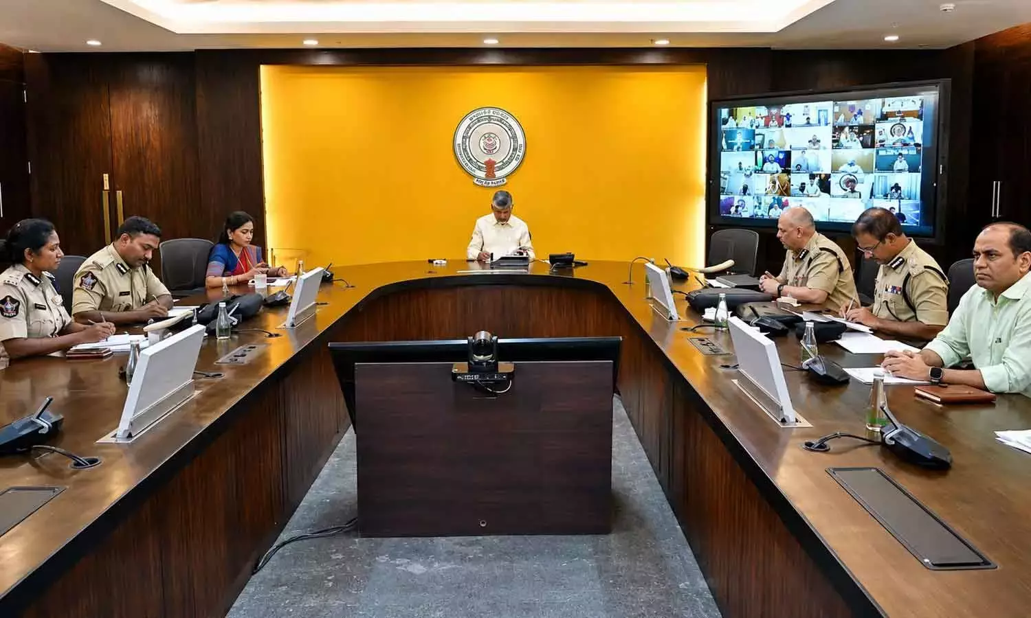 CM चंद्रबाबू नायडू ने कानून-व्यवस्था के उल्लंघन के खिलाफ सख्त कार्रवाई के आदेश दिए CM चंद्रबाबू नायडू ने कानून-व्यवस्था के उल्लंघन के खिलाफ सख्त कार्रवाई के आदेश दिए