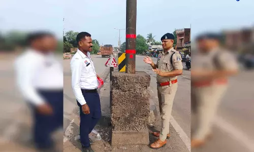 सड़क हादसे रोकने की पहल, 16 ब्लैक स्पॉट पर लगाए गए रिफ्लेक्टिंग रेडियम सड़क हादसे रोकने की पहल, 16 ब्लैक स्पॉट पर लगाए गए रिफ्लेक्टिंग रेडियम
