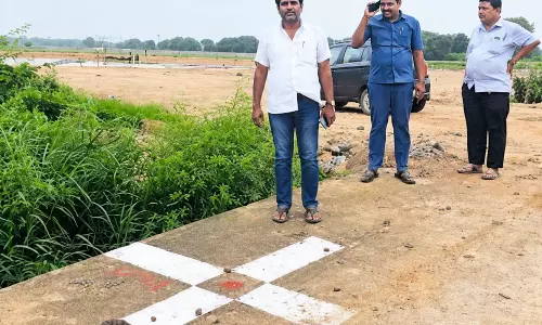 शमशाबाद-कोकापेट बुलेट ट्रेन रूट से जमीन को लेकर चिंताएं शमशाबाद-कोकापेट बुलेट ट्रेन रूट से जमीन को लेकर चिंताएं