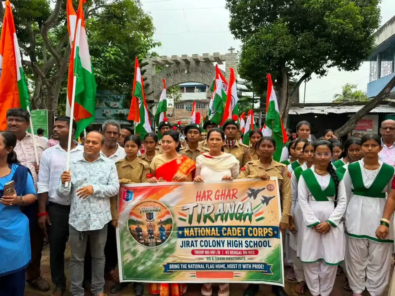 Hooghly: ‘हर घर तिरंगा’ यात्रा में दिखा देशभक्ति का जज्बा, सुमना सरकार ने की शिरकत Hooghly: ‘हर घर तिरंगा’ यात्रा में दिखा देशभक्ति का जज्बा, सुमना सरकार ने की शिरकत