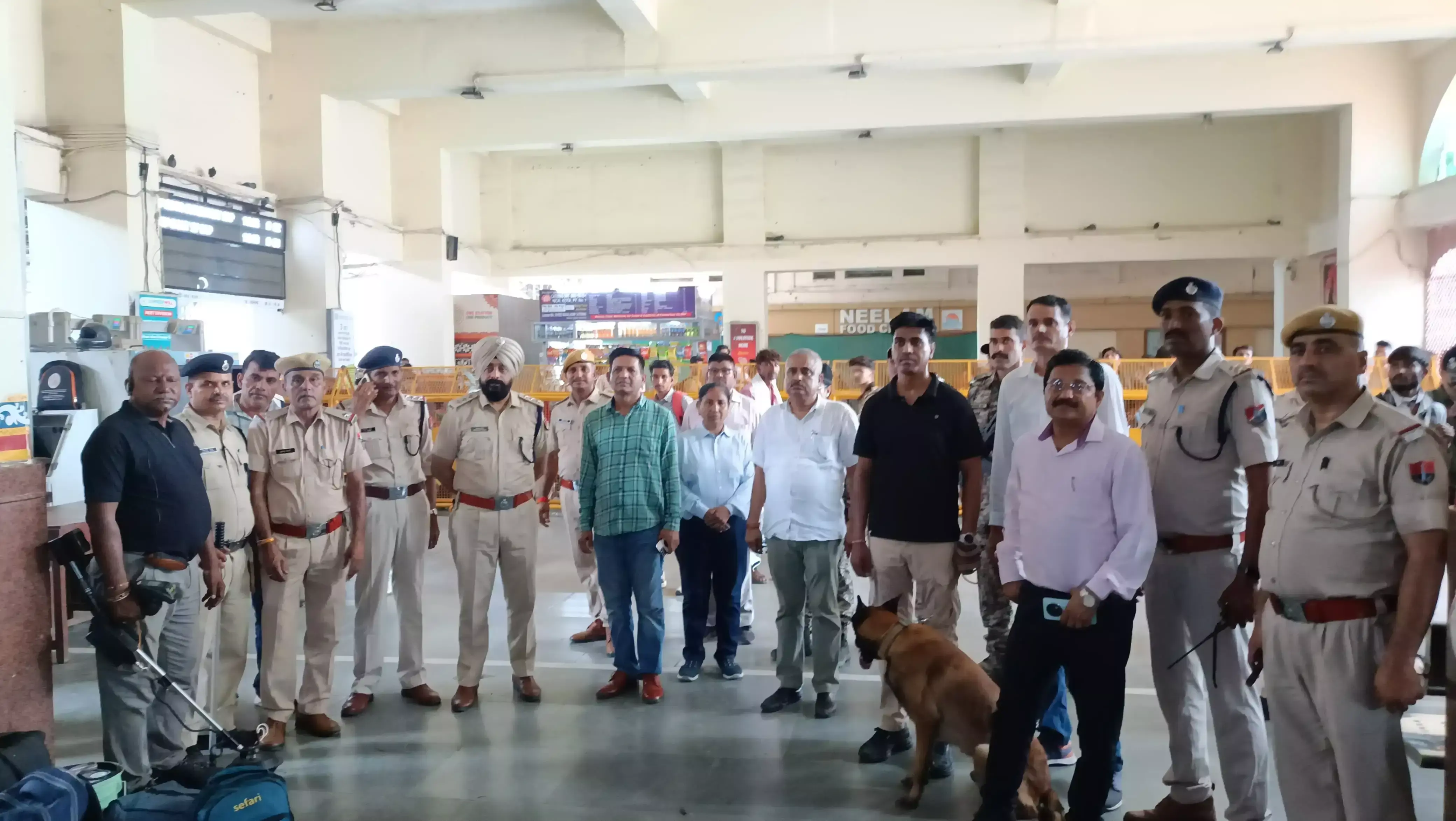 Kota: सुरक्षा के मद्देनजर कोटा स्टेशन पर जांच तेज, एंटी बम स्क्वाड ने संभाला मोर्चा Kota: सुरक्षा के मद्देनजर कोटा स्टेशन पर जांच तेज, एंटी बम स्क्वाड ने संभाला मोर्चा