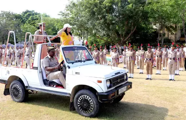 Narnail: ध्वजारोहण के साथ नारनौल में हुआ मार्च पास्ट, उपायुक्त अनुपमा अंजली ने ली सलामी