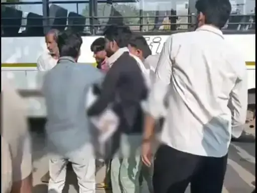 Faridabad: सड़क पार करते समय बस की चपेट में आया व्यक्ति, हादसे में गई जान Faridabad: सड़क पार करते समय बस की चपेट में आया व्यक्ति, हादसे में गई जान