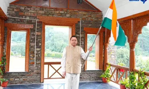 मुख्यमंत्री धामी ने मुख्यमंत्री आवास पर तिरंगा लगाकर दिया ‘हर घर तिरंगा’ का संदेश मुख्यमंत्री धामी ने मुख्यमंत्री आवास पर तिरंगा लगाकर दिया ‘हर घर तिरंगा’ का संदेश