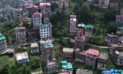 शिमला के एक गांव में धंसती पहाड़ी से कई घरों पर खतरा मंडरा रहा