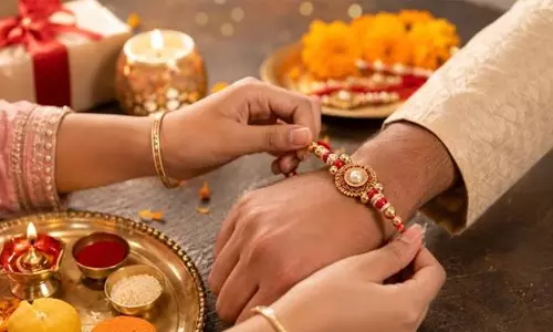 रक्षाबंधन 2026: चंद्र ग्रहण का साया, जानें राखी बांधने का सही मुहूर्त रक्षाबंधन 2026: चंद्र ग्रहण का साया, जानें राखी बांधने का सही मुहूर्त