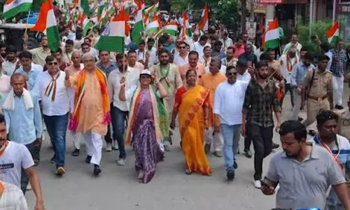 विद्यार्थियों और कार्यकर्ताओं ने निकाली तिरंगा यात्रा विद्यार्थियों और कार्यकर्ताओं ने निकाली तिरंगा यात्रा