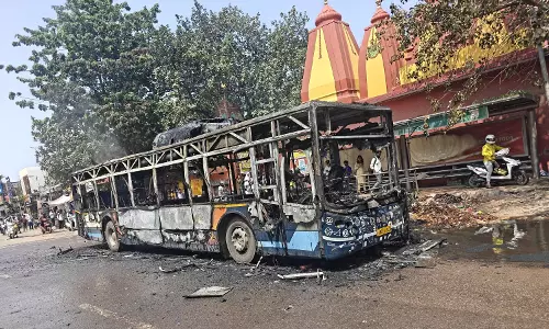 Gurugram: सिटी बस में लगी आग ने मचाई तबाही, जलकर राख हुई बस Gurugram: सिटी बस में लगी आग ने मचाई तबाही, जलकर राख हुई बस