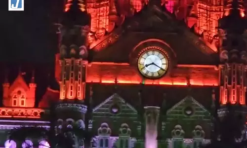 स्वतंत्रता दिवस से पहले तिरंगे के रंग में सजा CSMT, मुंबई में देशभक्ति का माहौल स्वतंत्रता दिवस से पहले तिरंगे के रंग में सजा CSMT, मुंबई में देशभक्ति का माहौल