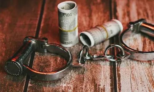 Gurugram: होटल में रिकॉर्ड नहीं रखने पर पुलिस की कार्रवाई, मैनेजर गिरफ्तार Gurugram: होटल में रिकॉर्ड नहीं रखने पर पुलिस की कार्रवाई, मैनेजर गिरफ्तार
