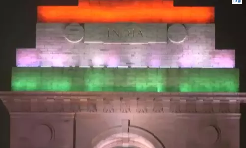 स्वतंत्रता दिवस से पहले तिरंगे की रोशनी में जगमगाया इंडिया गेट स्वतंत्रता दिवस से पहले तिरंगे की रोशनी में जगमगाया इंडिया गेट