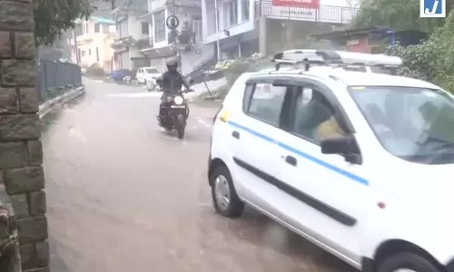हिमाचल में बारिश बनी आफत, धर्मशाला की सड़कों पर भरा पानी हिमाचल में बारिश बनी आफत, धर्मशाला की सड़कों पर भरा पानी
