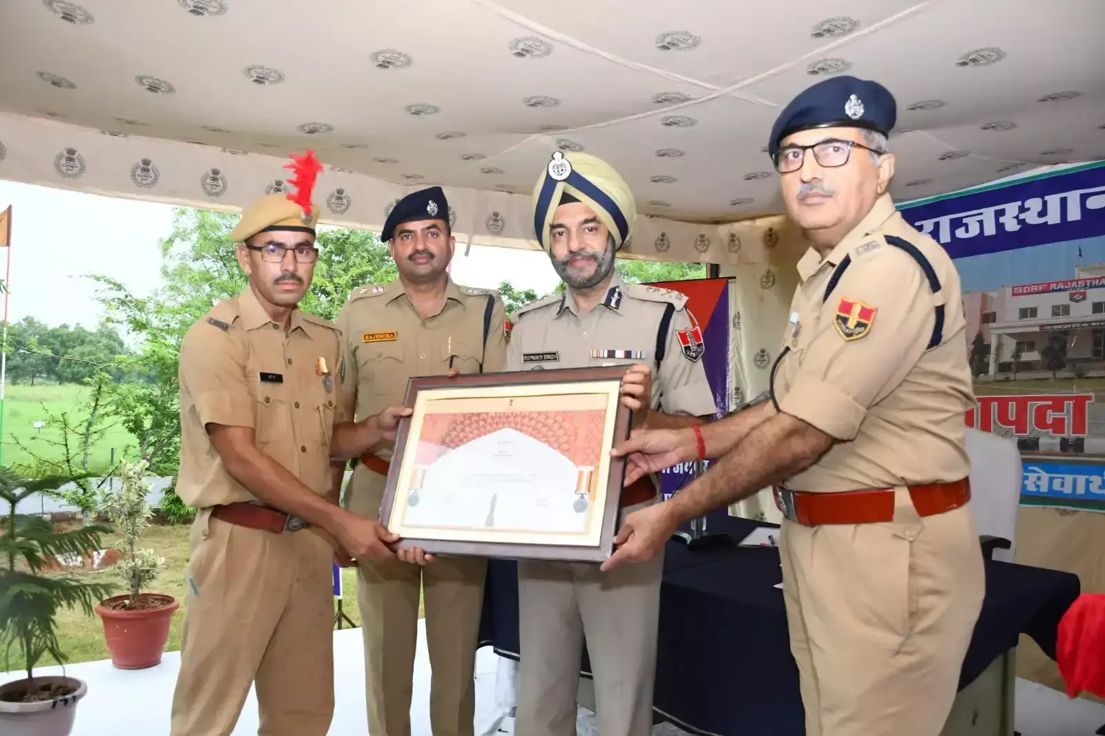 Jaipur: एसडीआरएफ के 29 अधिकारियों-जवानों का सम्मान, एडीजी ने प्रदान किए पदक Jaipur: एसडीआरएफ के 29 अधिकारियों-जवानों का सम्मान, एडीजी ने प्रदान किए पदक