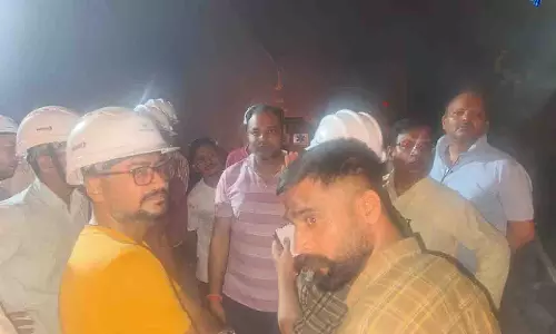 टीएचडीसी टनल में 13 लोगों का सुरक्षित रेस्क्यू, जिलाधिकारी गौरव कुमार मौके पर—प्रशासन की टीमें रेस्क्यू अभियान में जुटीं टीएचडीसी टनल में 13 लोगों का सुरक्षित रेस्क्यू, जिलाधिकारी गौरव कुमार मौके पर—प्रशासन की टीमें रेस्क्यू अभियान में जुटीं