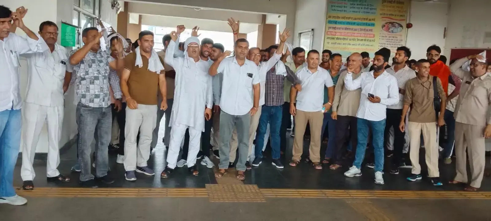 Jind: रोडवेज कर्मचारियों ने बस अड्डे पर जताया विरोध, सरकार से की मांगें पूरी करने की अपील Jind: रोडवेज कर्मचारियों ने बस अड्डे पर जताया विरोध, सरकार से की मांगें पूरी करने की अपील