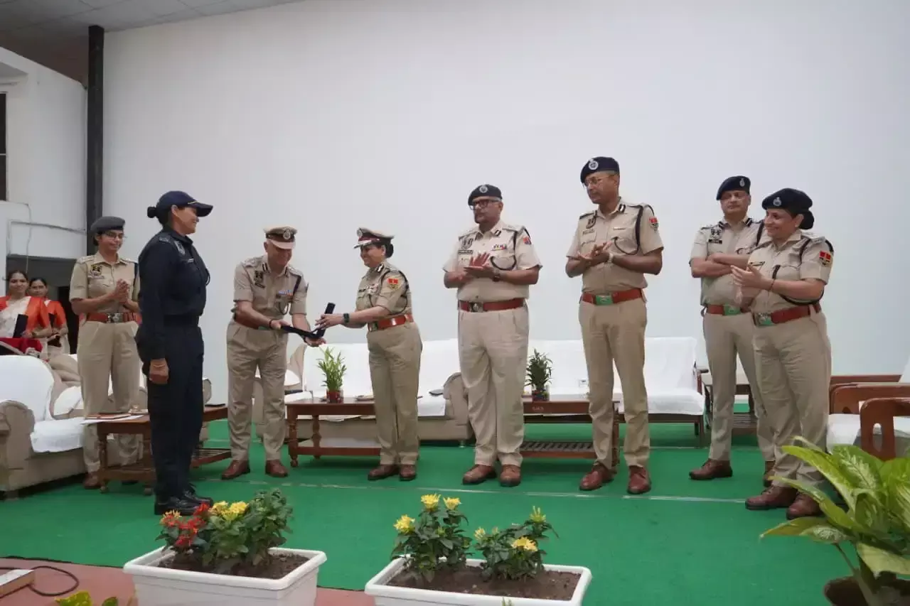 Jaipur: महिला सुरक्षा संकल्प अभियान को मिली रफ्तार, हजारों महिलाओं-बालिकाओं तक पहुंची पुलिस Jaipur: महिला सुरक्षा संकल्प अभियान को मिली रफ्तार, हजारों महिलाओं-बालिकाओं तक पहुंची पुलिस