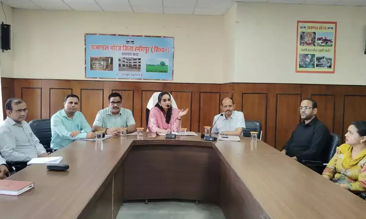 Hamirpur: उपायुक्त ने महिलाओं से जाना बच्चों के पोषण का हाल, लिया फीडबैक
