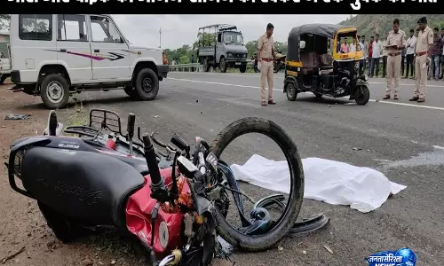 घाट रोड पर ऑटो और बाइक की आमने-सामने की टक्कर में एक युवक की मौत