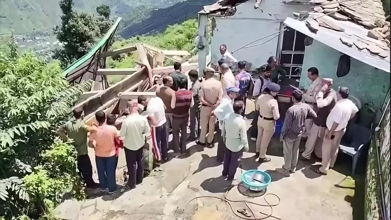 सिरमौर ज़िले में दो मंज़िला मकान गिरने से दो महिलाओं की मौत सिरमौर ज़िले में दो मंज़िला मकान गिरने से दो महिलाओं की मौत