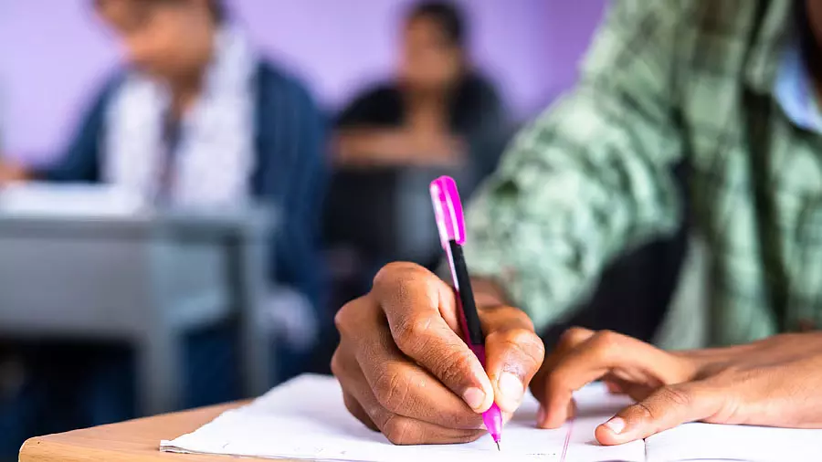 73% छात्र हायर सेकेंडरी से पहले छोड़ रहे पढ़ाई, संसदीय समिति ने शिक्षा व्यवस्था पर जताई चिंता 73% छात्र हायर सेकेंडरी से पहले छोड़ रहे पढ़ाई, संसदीय समिति ने शिक्षा व्यवस्था पर जताई चिंता