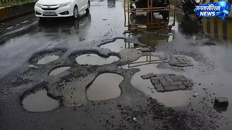 बेंगलुरु में गड्ढे ने ली पत्रकार की परीक्षा, सड़क पर पैर फंसने से टखने में हेयरलाइन फ्रैक्चर बेंगलुरु में गड्ढे ने ली पत्रकार की परीक्षा, सड़क पर पैर फंसने से टखने में हेयरलाइन फ्रैक्चर