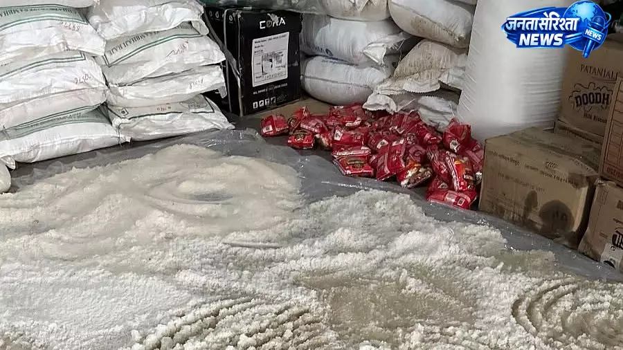 सीहोर में बारिश से तबाही, 700 एकड़ फसलें चौपट गांव में घुसा पानी, लोग परेशान सीहोर में बारिश से तबाही, 700 एकड़ फसलें चौपट गांव में घुसा पानी, लोग परेशान