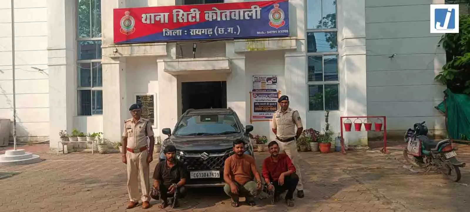 300 CCTV फुटेज खंगाल पुलिस ने खोला चोरी का राज, टोल और हाईवे से बचने कच्चे-बाईपास रास्तों से पहुंचे रायपुर 300 CCTV फुटेज खंगाल पुलिस ने खोला चोरी का राज, टोल और हाईवे से बचने कच्चे-बाईपास रास्तों से पहुंचे रायपुर