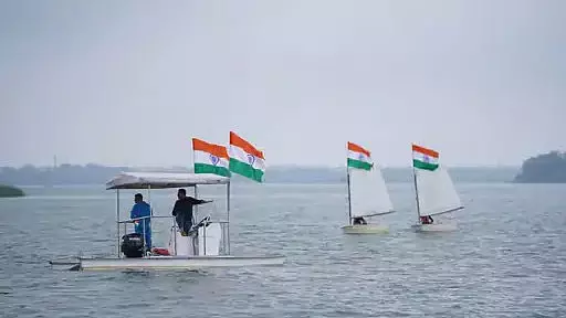 भोपाल की अपर लेक में गूंजा देशभक्ति का रंग, 350 नावों के साथ निकली भव्य बोट तिरंगा यात्रा भोपाल की अपर लेक में गूंजा देशभक्ति का रंग, 350 नावों के साथ निकली भव्य बोट तिरंगा यात्रा