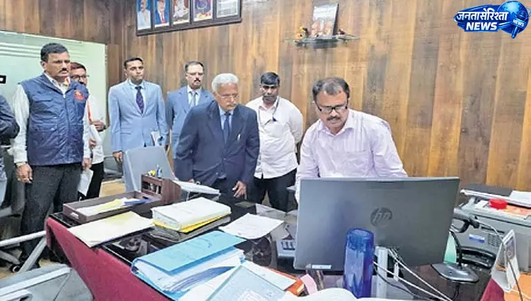 कर्नाटक ट्रेजरी दफ्तरों पर लोकायुक्त की बड़ी कार्रवाई, रिश्वत के आरोपों में जांच तेज कर्नाटक ट्रेजरी दफ्तरों पर लोकायुक्त की बड़ी कार्रवाई, रिश्वत के आरोपों में जांच तेज