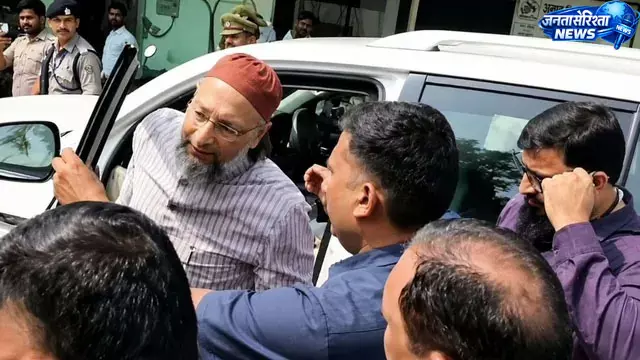 छिजारसी टोल प्लाजा फायरिंग केस में ओवैसी हापुड़ कोर्ट पहुंचे, गवाही के लिए हुई पेशी छिजारसी टोल प्लाजा फायरिंग केस में ओवैसी हापुड़ कोर्ट पहुंचे, गवाही के लिए हुई पेशी