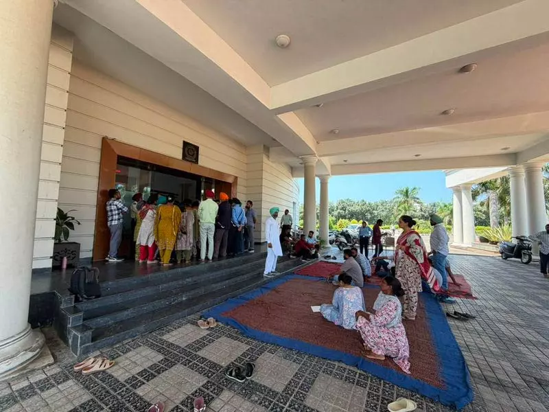 RGNUL कर्मचारियों का आरोप, पारदर्शिता की कमी पर बढ़ा विवाद RGNUL कर्मचारियों का आरोप, पारदर्शिता की कमी पर बढ़ा विवाद