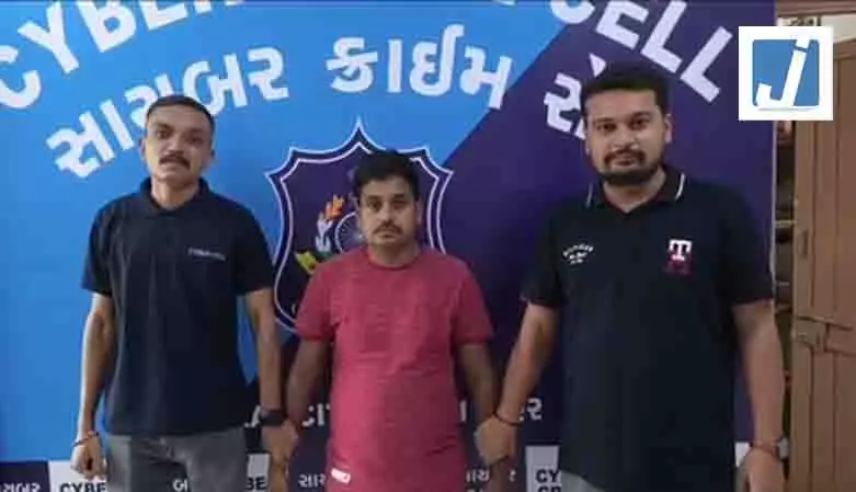 फर्जी आरटीओ ई-चालान मामला: पुलिस ने धोखाधड़ी की रकम संभालने वाले जामताड़ा गैंग के साथी को दबोचा फर्जी आरटीओ ई-चालान मामला: पुलिस ने धोखाधड़ी की रकम संभालने वाले जामताड़ा गैंग के साथी को दबोचा