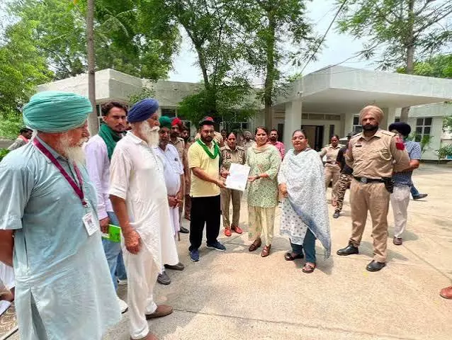Mansa विरोध के चलते मानसा सीमेंट प्लांट पर बैठक टली Mansa विरोध के चलते मानसा सीमेंट प्लांट पर बैठक टली