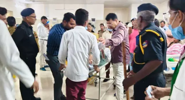 तिरंगा यात्रा में गर्मी का कहर, 25 से 30 छात्राओं की तबीयत बिगड़ी, अस्पताल में भर्ती तिरंगा यात्रा में गर्मी का कहर, 25 से 30 छात्राओं की तबीयत बिगड़ी, अस्पताल में भर्ती