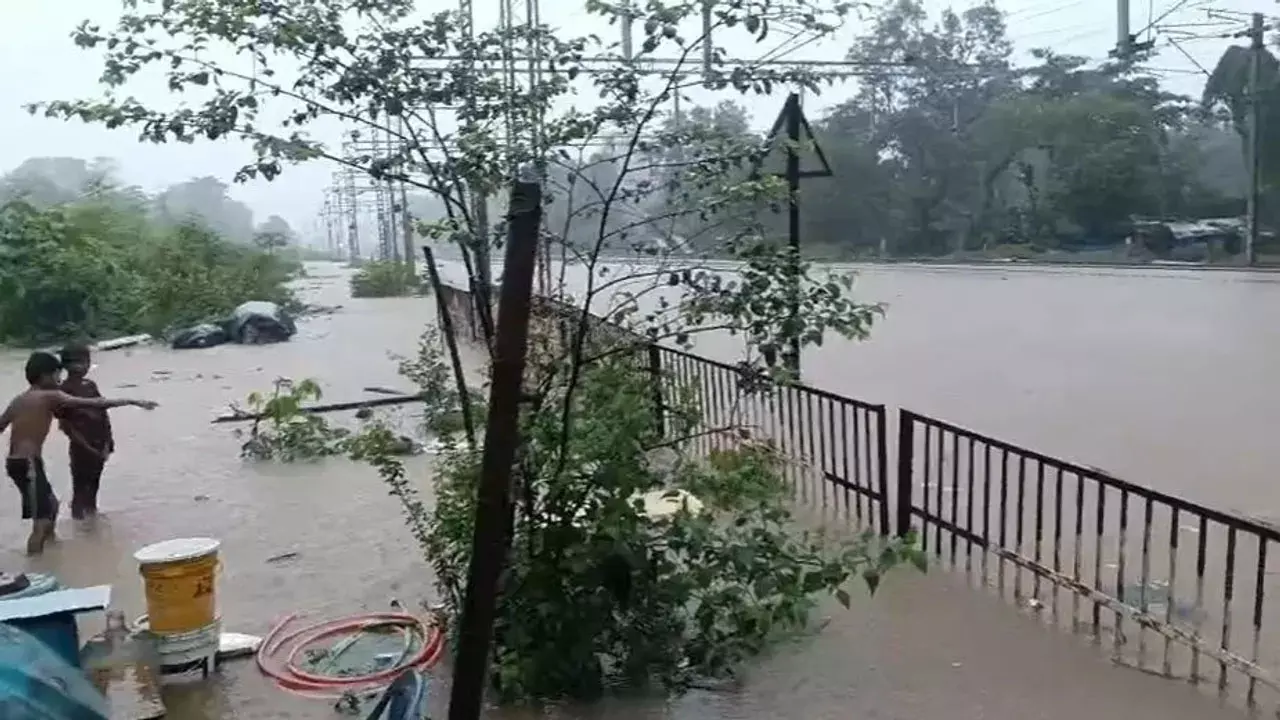 राउरकेला में भारी बारिश से जनजीवन प्रभावित, रेलवे स्टेशन समेत कई इलाके जलमग्न राउरकेला में भारी बारिश से जनजीवन प्रभावित, रेलवे स्टेशन समेत कई इलाके जलमग्न