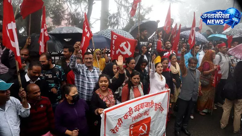 सामान हटाने पर भड़के विक्रेता, Shimla में CITU का प्रदर्शन सामान हटाने पर भड़के विक्रेता, Shimla में CITU का प्रदर्शन