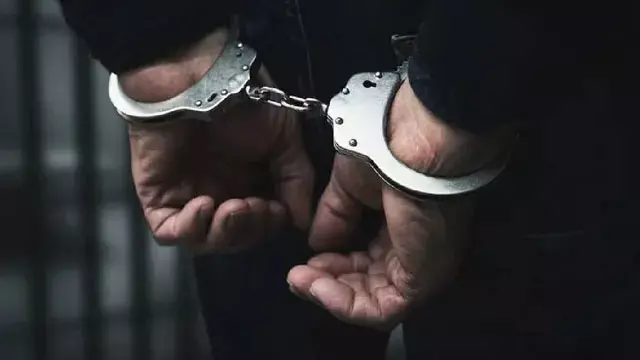 सिरसा कोर्ट में पेशी के दौरान नशा तस्करी का आरोपित पुलिस हिरासत से फरार, पीछा कर पकड़ा सिरसा कोर्ट में पेशी के दौरान नशा तस्करी का आरोपित पुलिस हिरासत से फरार, पीछा कर पकड़ा